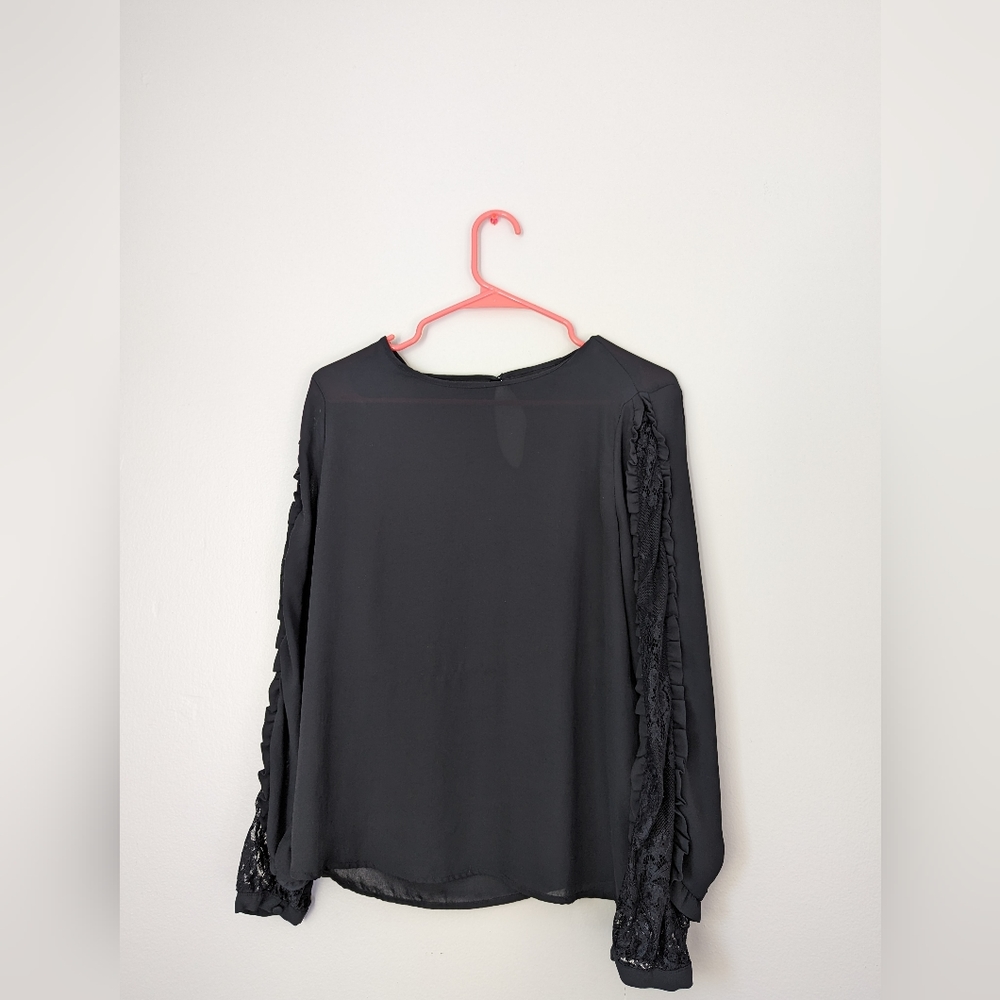 Black long sleeve with lace sleeve details who what wear size S small